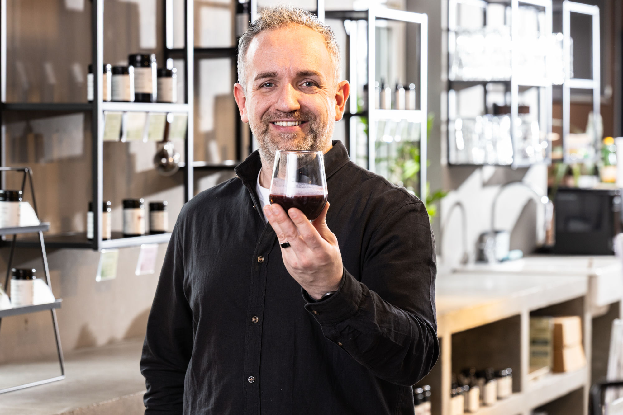 Enrico Mandl, Vorstand der NUI Genossenschaft, im Laden in Dornbirn