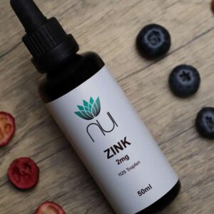 NUI Zink Flasche liegt neben Beeren
