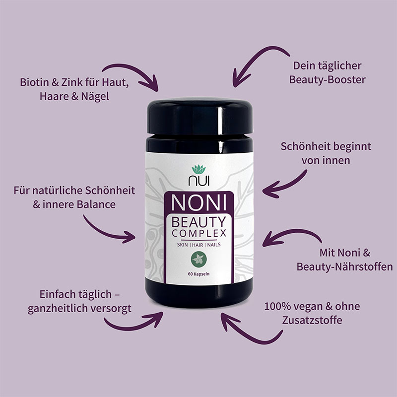 Lila Hintergrund mit einer Flasche NUI NONI Beauty Complex in der Mitte. Drumherum kreisförmig Pfeile mit Text: ‘Fermentierte Noni für bessere Bioverfügbarkeit’, ‘Mit Biotin & Zink für Haut & Haare’, ‘Antioxidative Wirkung durch Vitamin C’, ‘100 % vegan & ohne Zusatzstoffe.