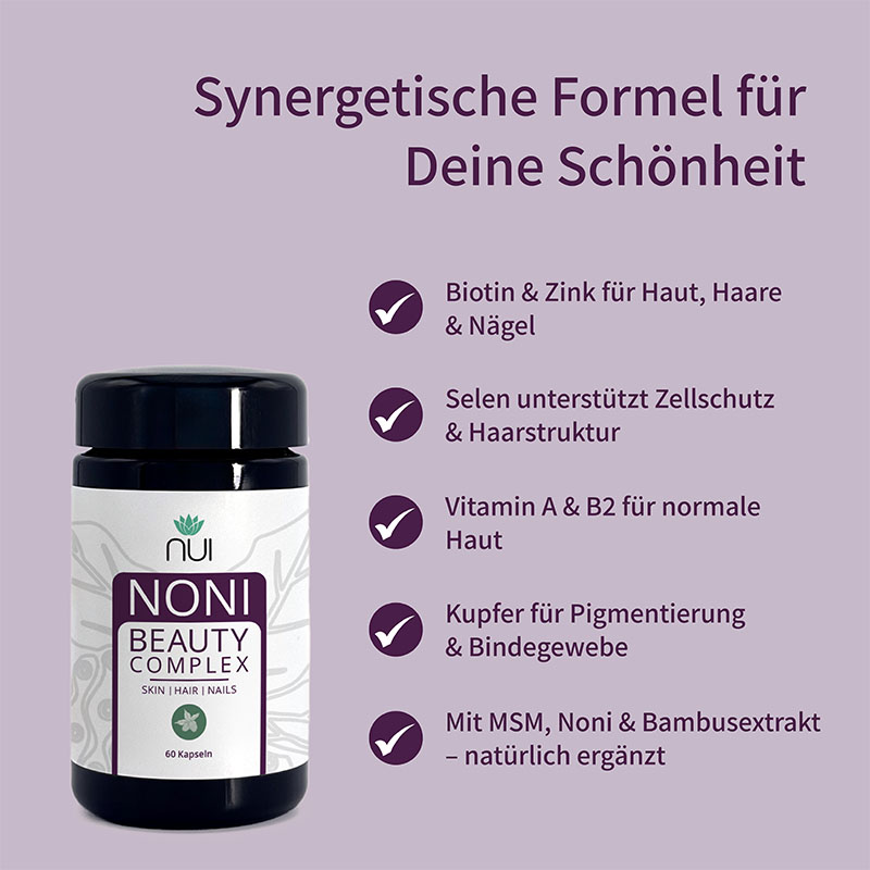 Lila Hintergrund mit Überschrift: ‘Synergetische Formel für Deine Schönheit’. Links Bulletpoints: ‘Mit fermentiertem Noni & Vitamin C’, ‘Für gesunde Haut, Haare & Nägel’, ‘Vegan & ohne Füllstoffe’. Rechts eine Flasche NUI NONI Beauty Complex.