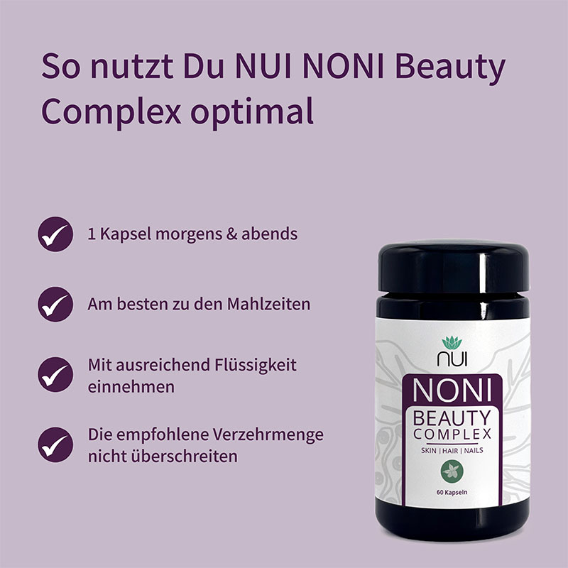 Lila Hintergrund mit Überschrift: ‘So nutzt Du NUI NONI Beauty Complex optimal’. Links Bulletpoints: ‘Täglich 1 Kapsel mit ausreichend Flüssigkeit einnehmen’, ‘Am besten morgens oder mittags’, ‘Regelmäßig für nachhaltige Ergebnisse’. Rechts eine Flasche NUI NONI Beauty Complex.