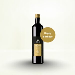 NUI NONI Original Geburtstagsedition in schwarzer Glasflasche mit goldfarbenem Etikett und „Happy Birthday“-Hinweis vor hellem, neutralem Hintergrund.