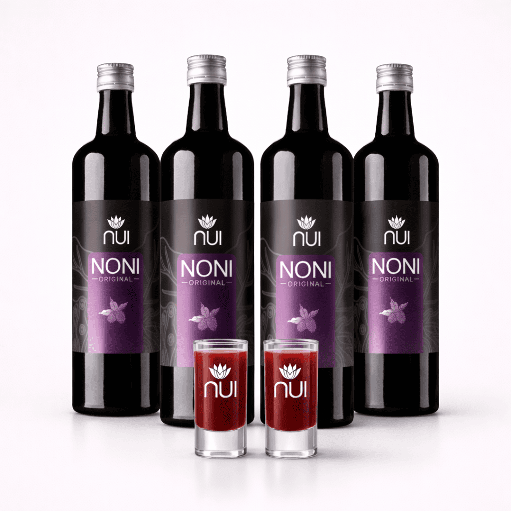 Vier NUI NONI Original Flaschen mit zwei gefüllten Noni-Gläsern davor vor hellem Hintergrund.