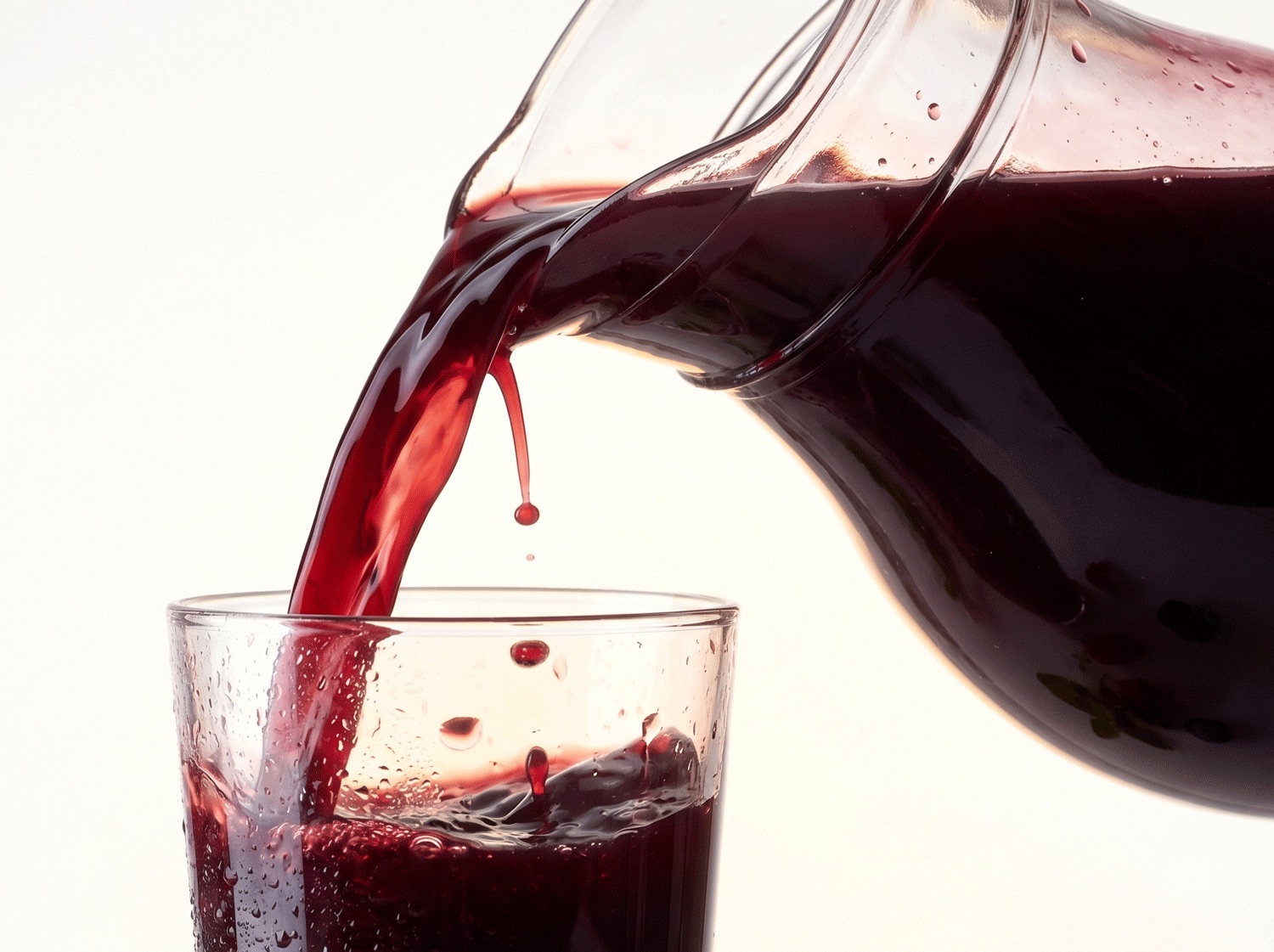 NUI NONI Original wird in ein Glas eingeschenkt