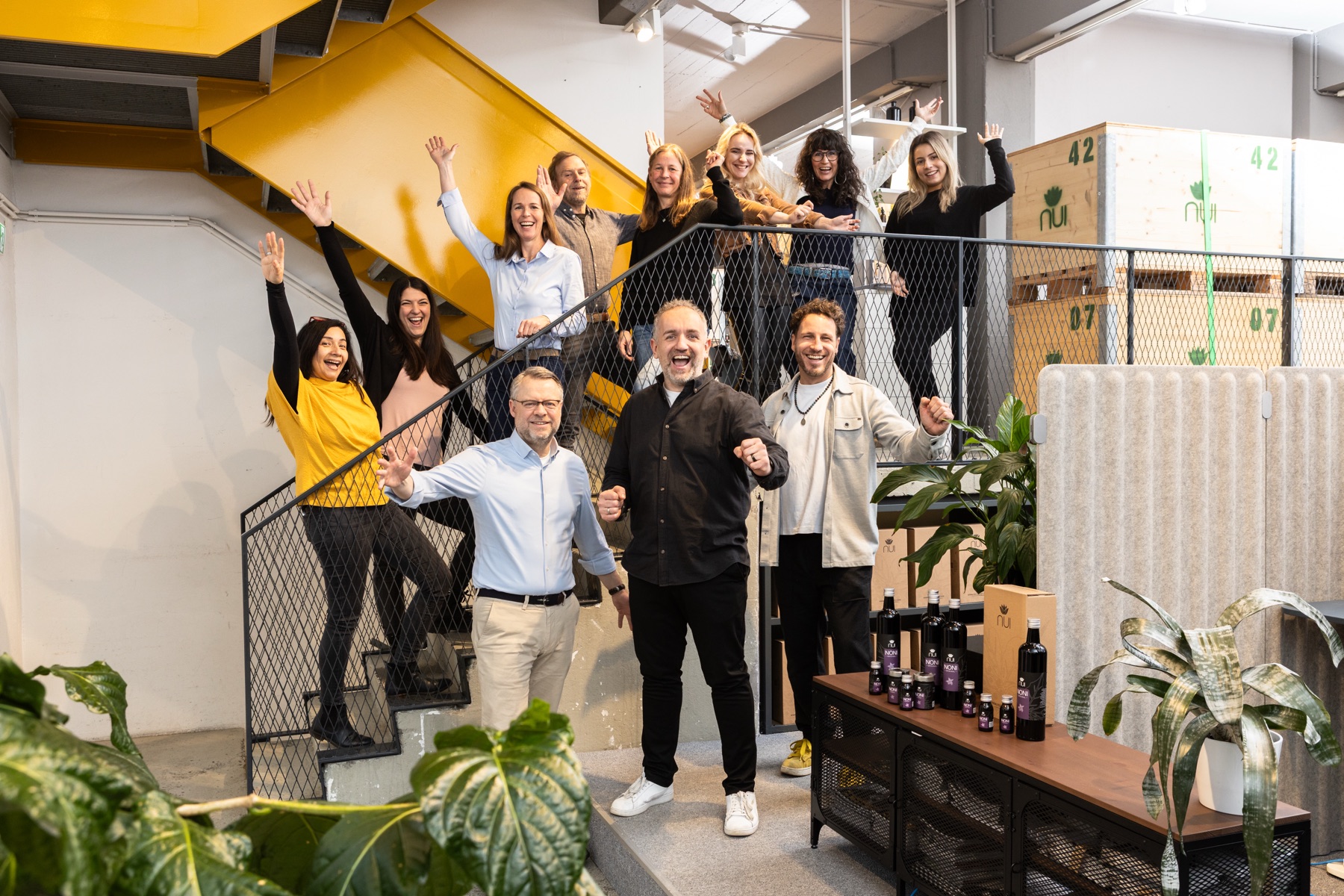 Das NUI Team jubelt im Treppenhaus am Standort Dornbirn